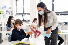 O țară interzice profesorilor nevaccinaţi să mai predea. Vaccinul devine obligatoriu şi pentru medici şi asistenţi